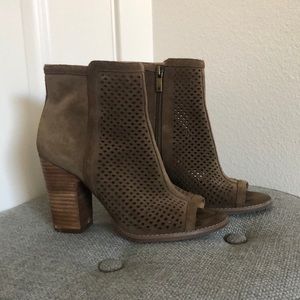 Lucky Brand LP-Lakyn Peep Toe Stacked Heel Booties Boot Suede Size: 7